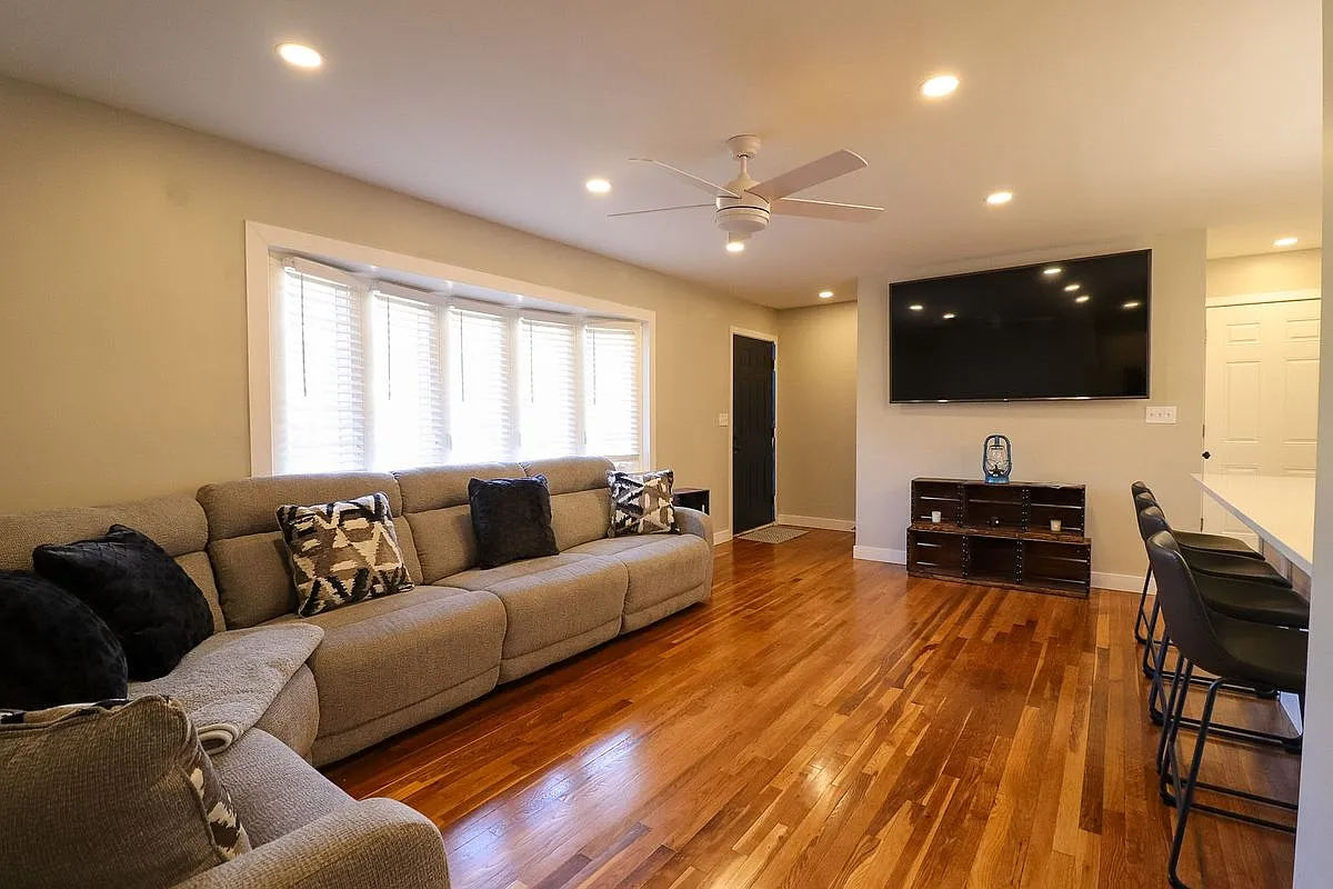3 bed, 2.0 bath, 1024 sqft, $2,995 — Photo 4