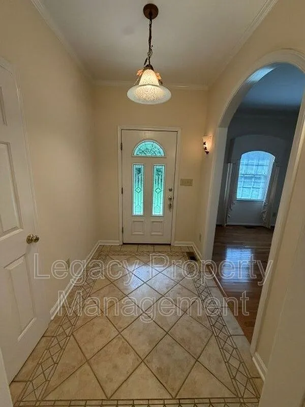 3 bed, 3.0 bath, 2018 sqft, $2,100 — Photo 2