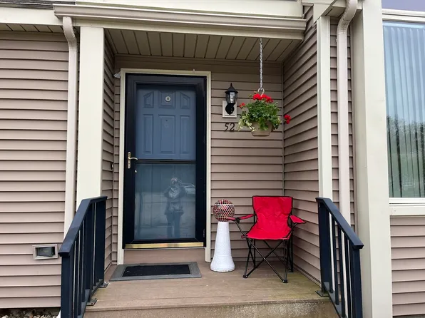 340 Centre Ave APT 52, Rockland, MA 02370