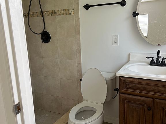 Primary bathroom (ensuite)