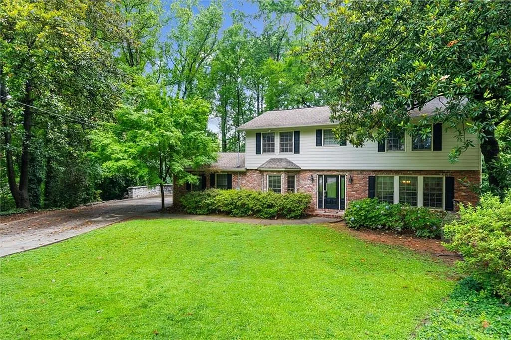 4 bed, 2.5 bath, 2472 sqft, $4,200 — Photo 3