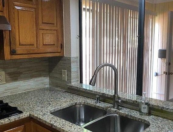 5th image of 222 Syracuse Pl