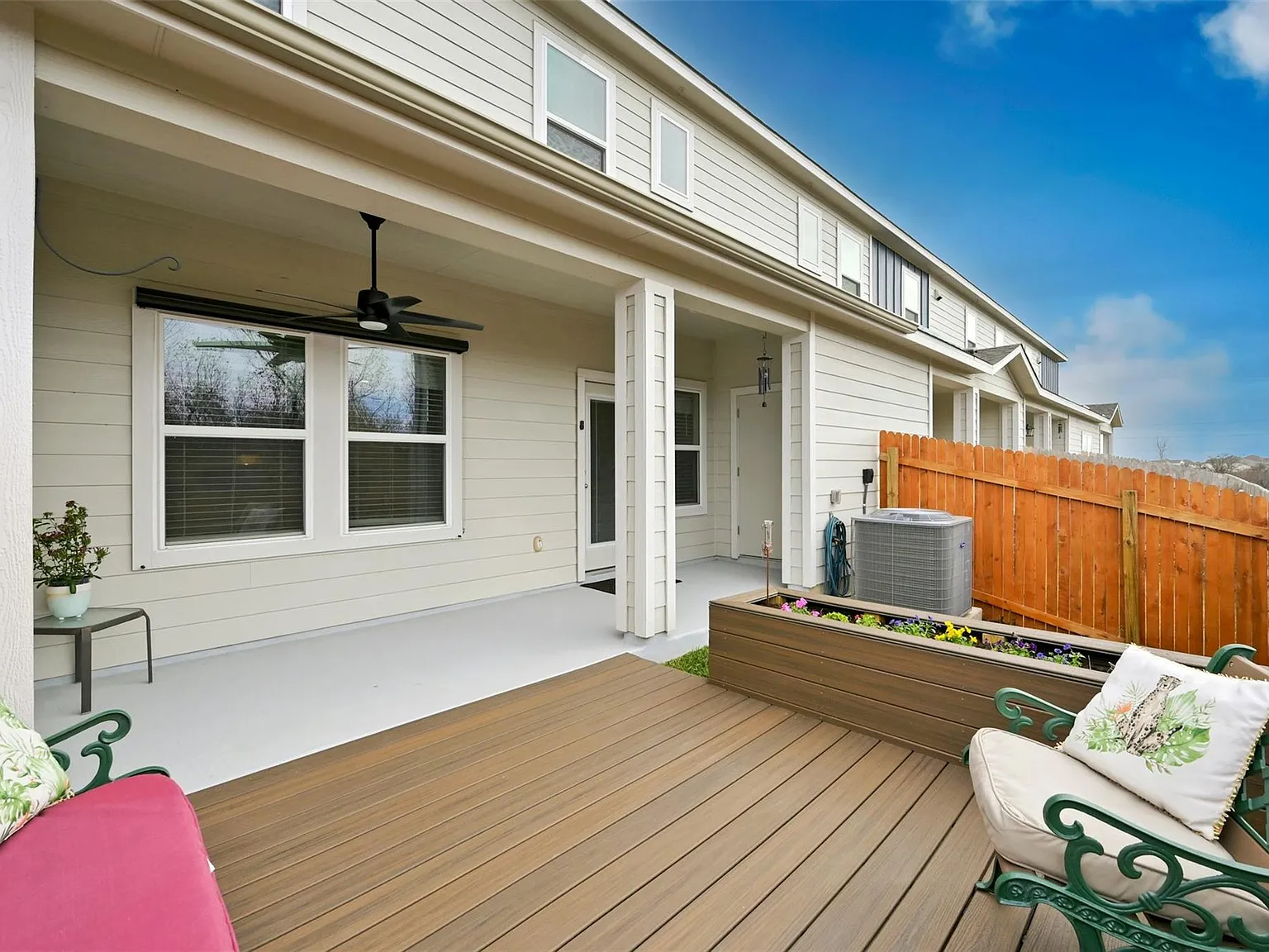 3 bed, 2.5 bath, 1718 sqft, $2,000 — Photo 1