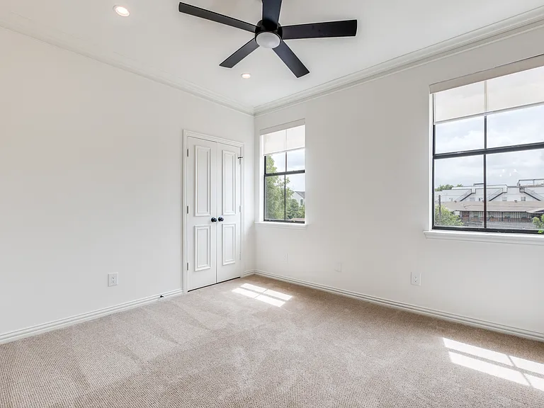 5804 Hudson St #B — Photo 14