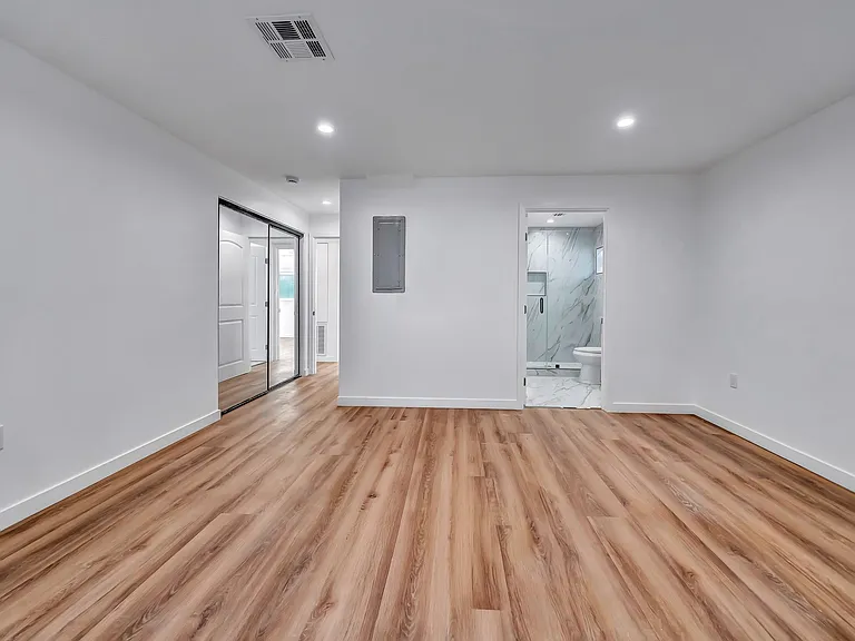 11845 Hamlin St — Photo 36