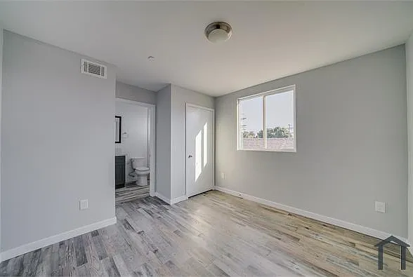 1348 W 41st Pl — Photo 6
