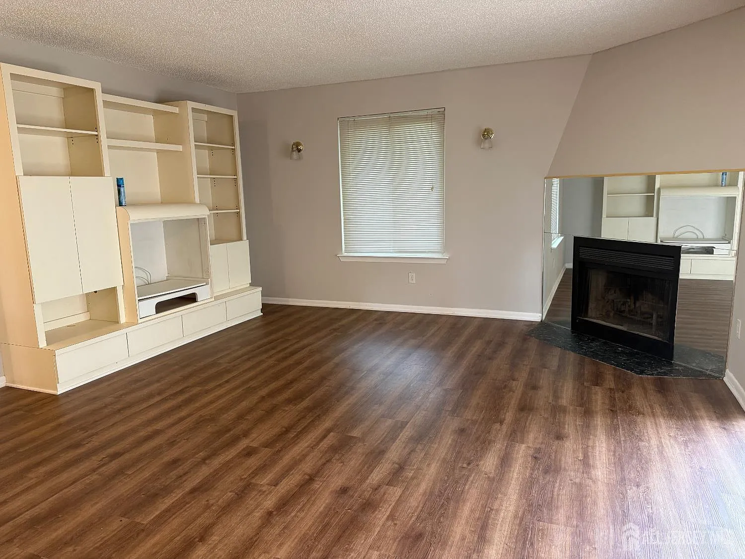 2 bed, 1.0 bath, 1039 sqft, $2,500 — Photo 3