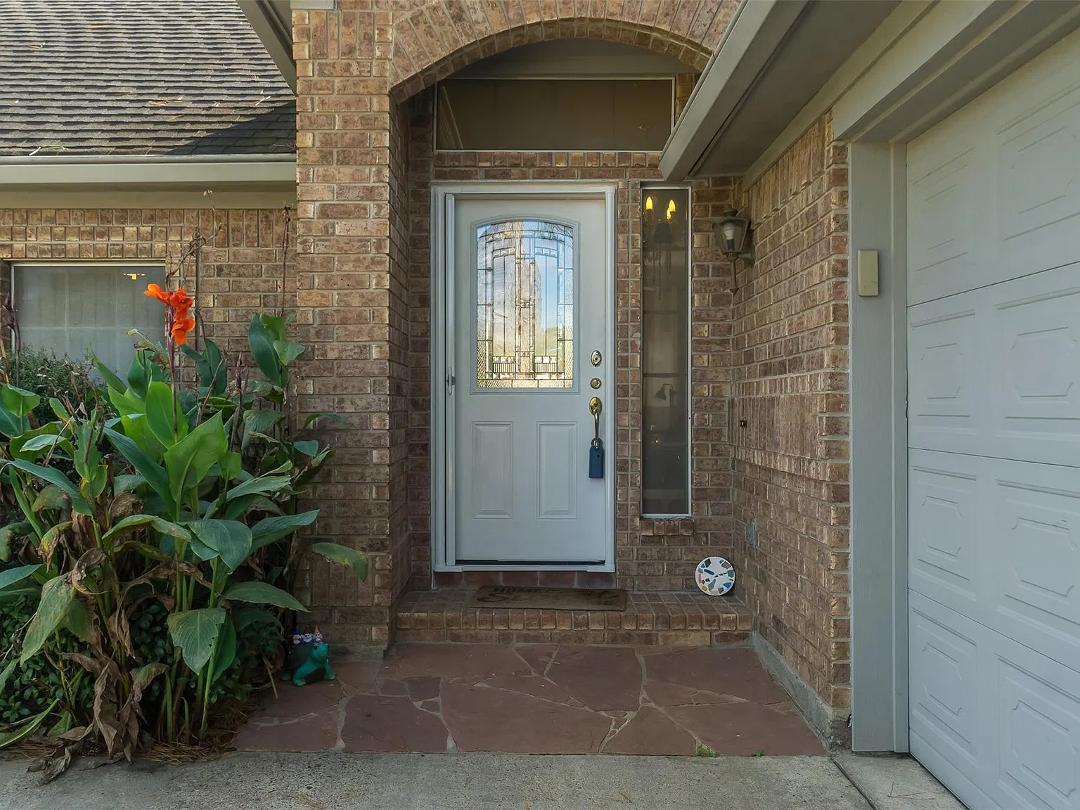 3 bed, 2.0 bath, 1938 sqft, $2,700 — Photo 2