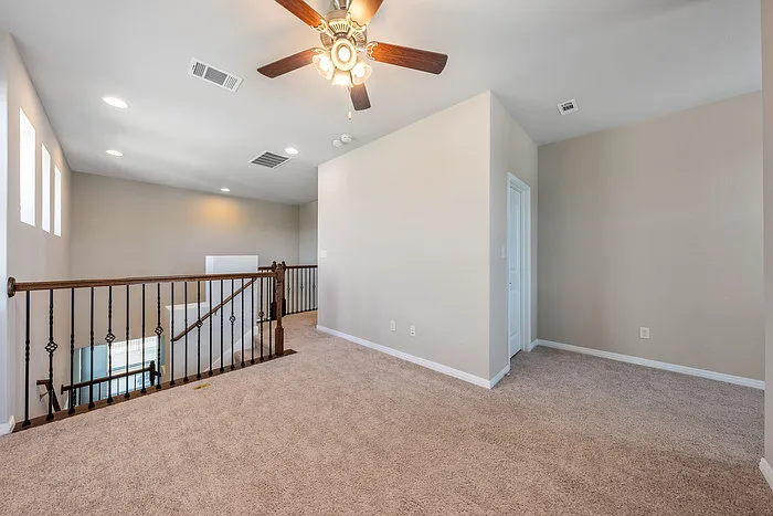 3 bed, 3.0 bath, 2070 sqft, $2,295 — Photo 4