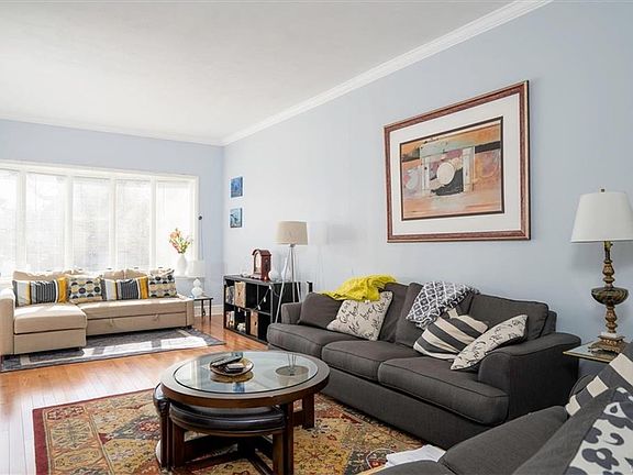 3rd image of 574 Richmond Ave