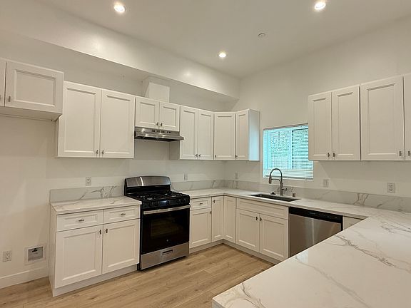 3rd image of 15111 Leadwell St