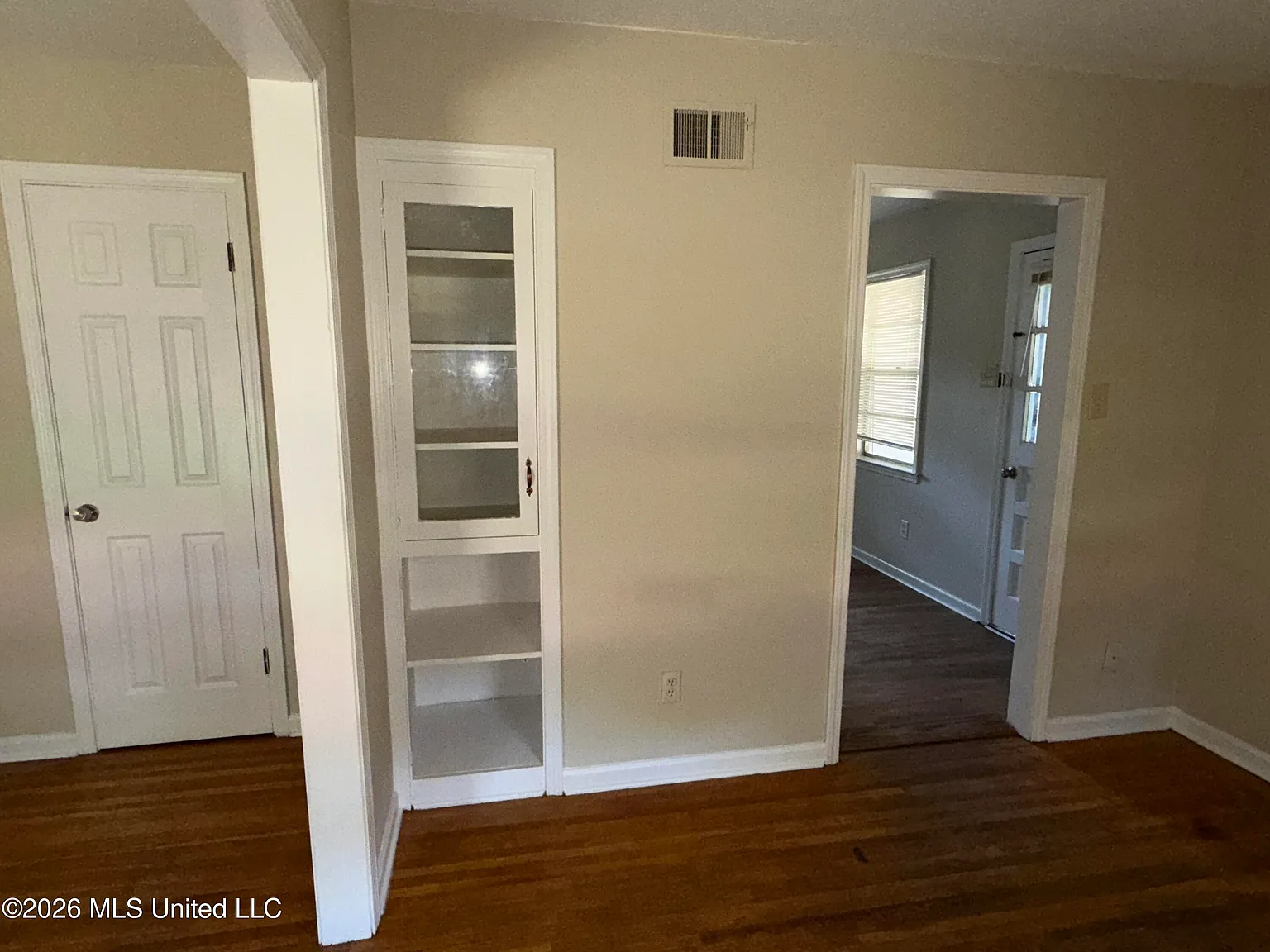 3 bed, 1.0 bath, 1140 sqft, $1,250 — Photo 3
