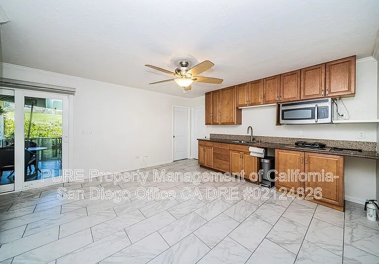 7525 Jerez Ct #H — Photo 8