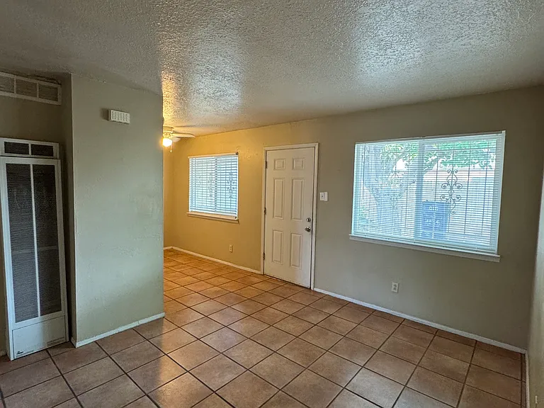 616 Alcazar St SE #3 — Photo 2