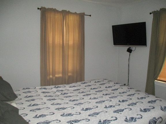 5th image of 619 Henry St