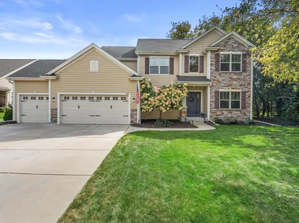 449 Lake Bluff DRIVE, Oconomowoc, WI 53066