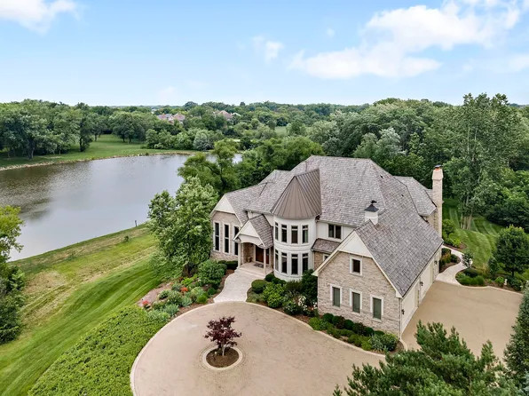 17 Abbey Woods Dr, Barrington, IL 60010