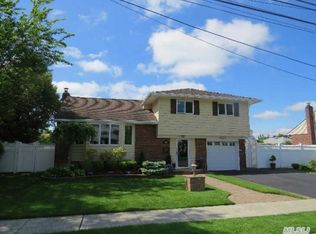 318 N Wyoming Ave, Massapequa, NY 11758