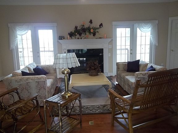 2nd image of 605 Carriage Commons Dr