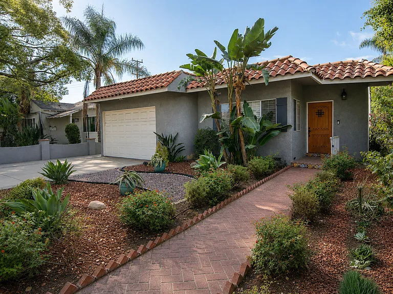 1440 N Pass Ave — Photo 2