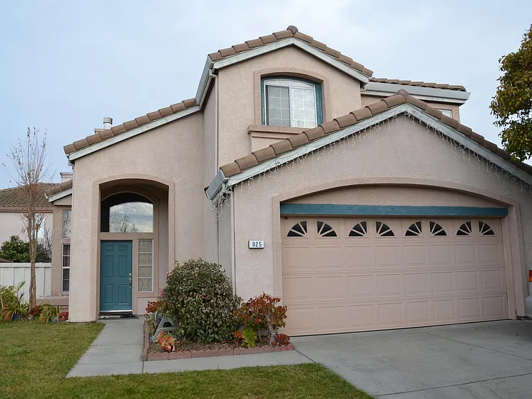 925 Magnolia Ct — Photo 1