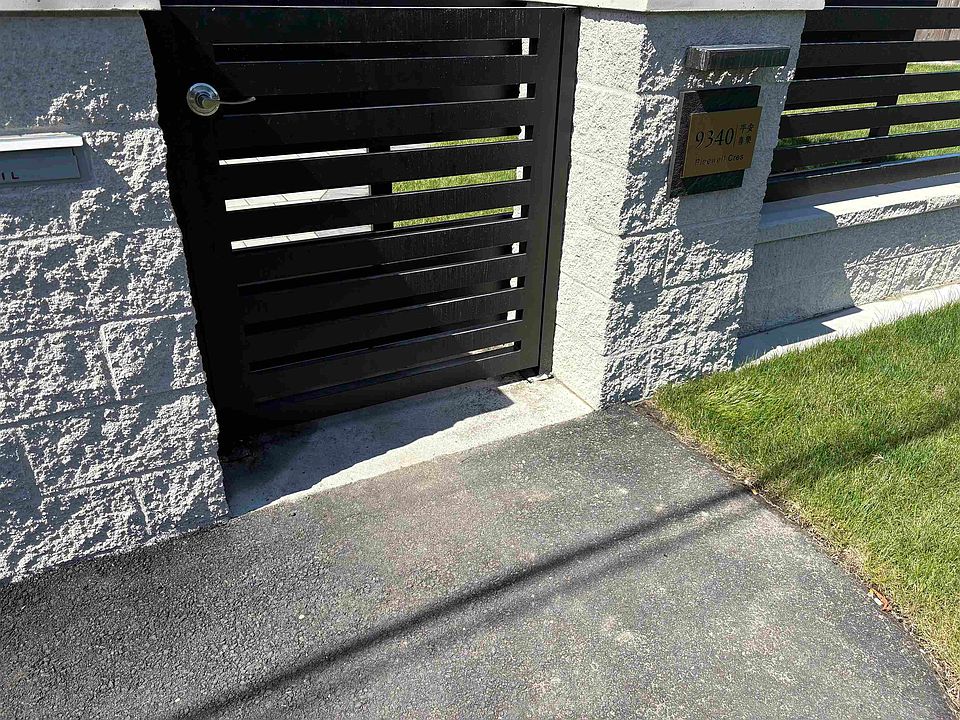 2nd image of 9340 Pinewell Cres