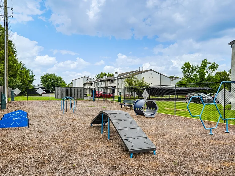 Lakeside Crossing at Eagle Creek Apartments and Townhomes — Photo 18