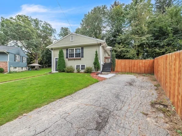 5 Oak Tree Ln, Webster, MA 01570