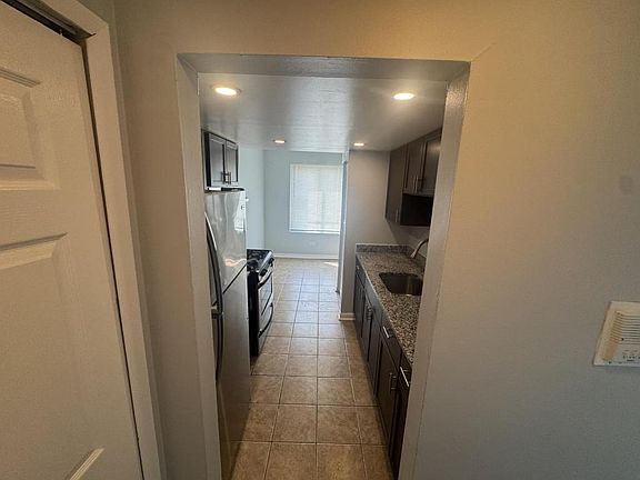 3rd image of 2025 State St APT 3D