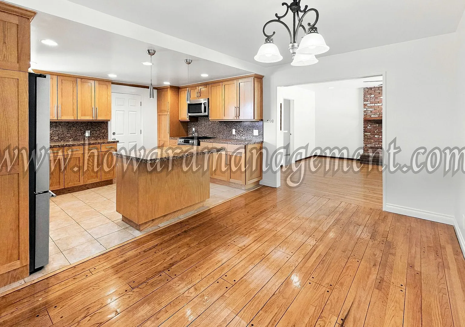 One level home with central A/C and grand backyard with pool. — Photo 2