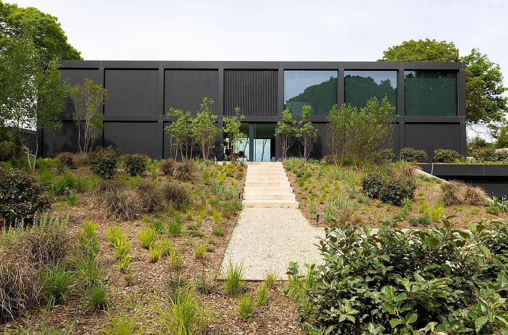 Architectural Bayfront Masterpiece — Photo 2