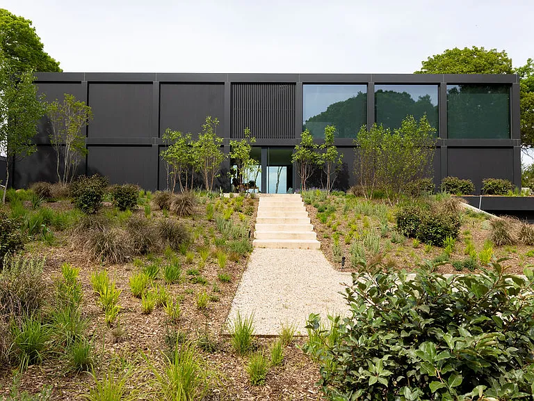 32 Hedges Banks Dr — Photo 2