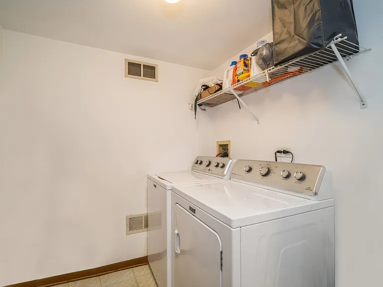 1045 Talbots Ln — Photo 13