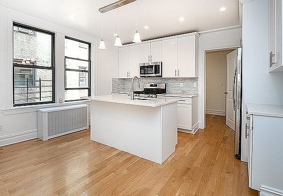 3rd image of 27 W 96th St APT 3C