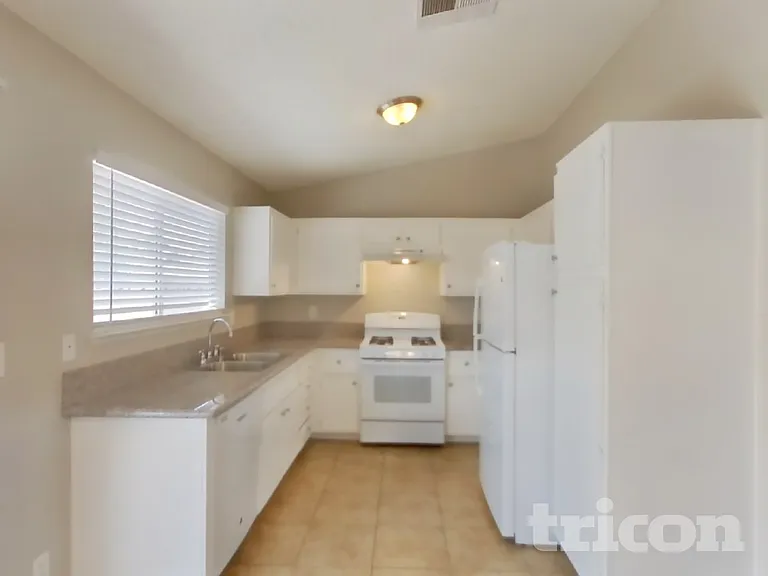 1833 Ridgefield Dr — Photo 5