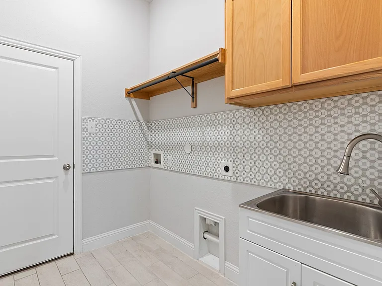 704 Fencerow Trl — Photo 17