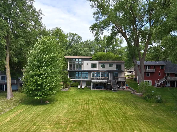 410 McCarrons Blvd N, Roseville, MN 55113