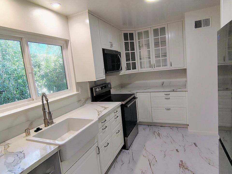 1st image of 800 University Ave APT 8