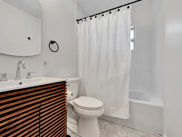 824 22nd St — Photo 7