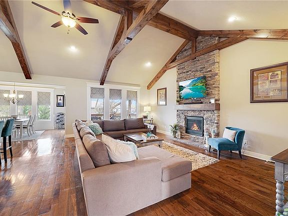5th image of 701 SE Sparrow Ct