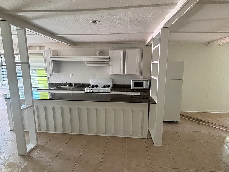 2571 NE Palm Ave #C — Photo 15