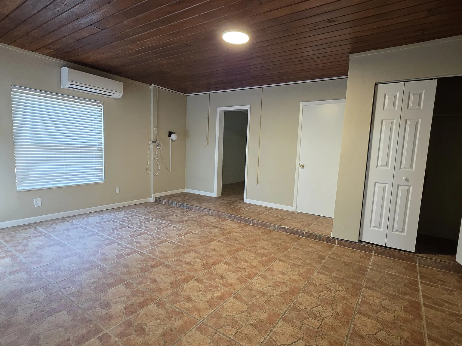 4 bed, 2040 sqft, $2,400 — Photo 4