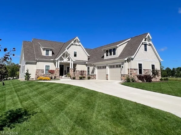 205 Pleasant View Dr, Aurora, OH 44202