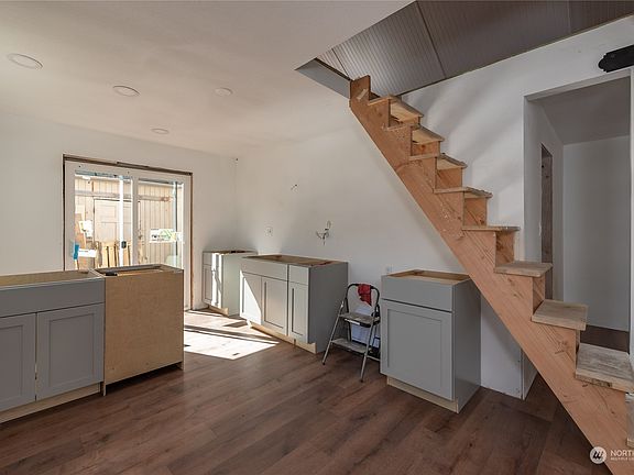 4th image of 4050 E B Street