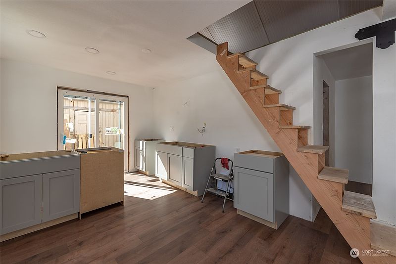 4th image of 4050 E B Street
