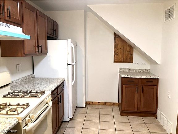 4th image of 498 Straight St