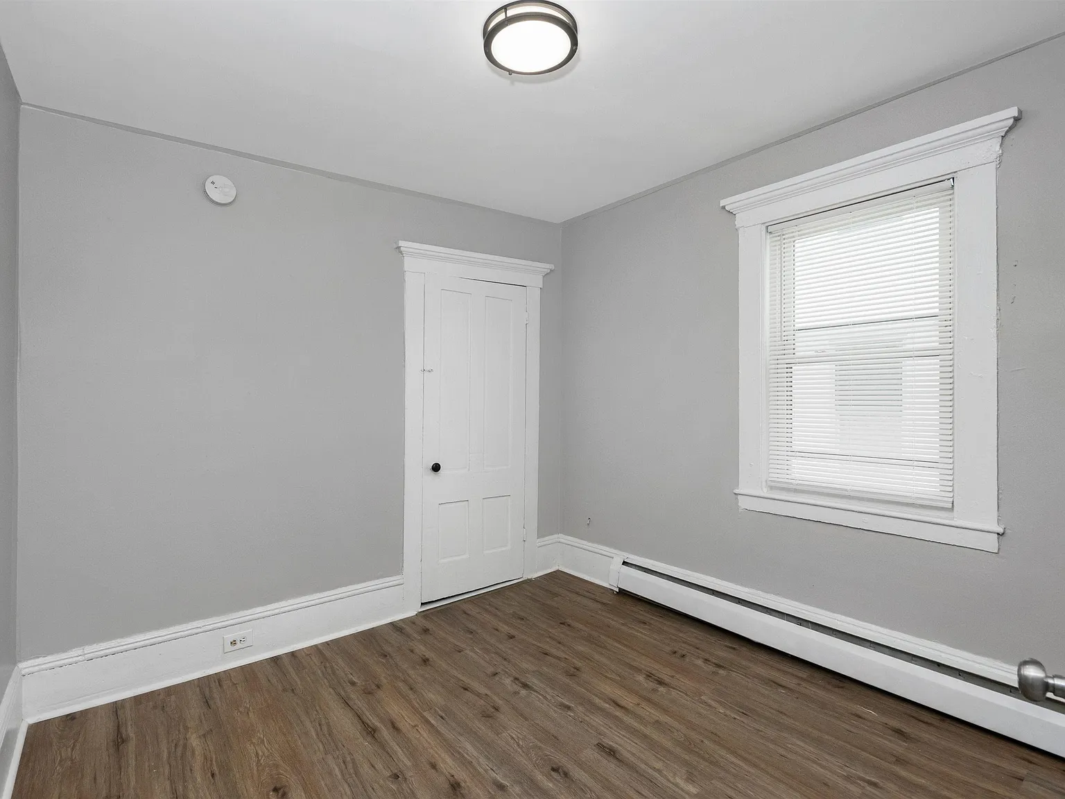 3 bed, 1.0 bath, 1146 sqft, $2,347 — Photo 4
