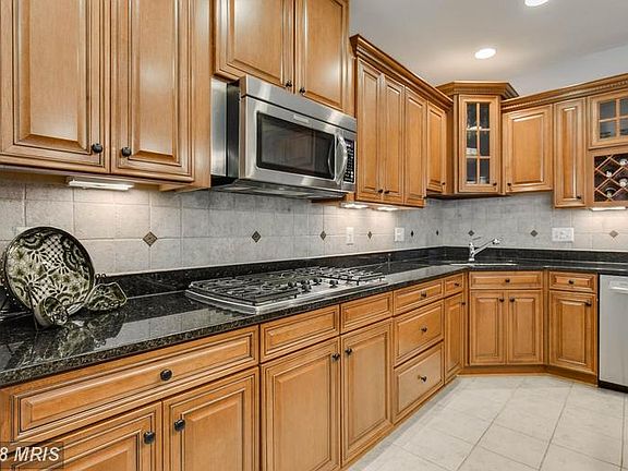 Lovely Granite and Stainless Steel Appliances
