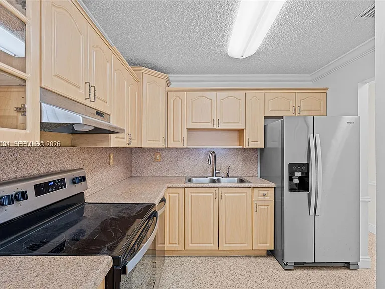 1333 W 37th St — Photo 12