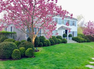 100 Newlight Ln, Water Mill, NY 11976